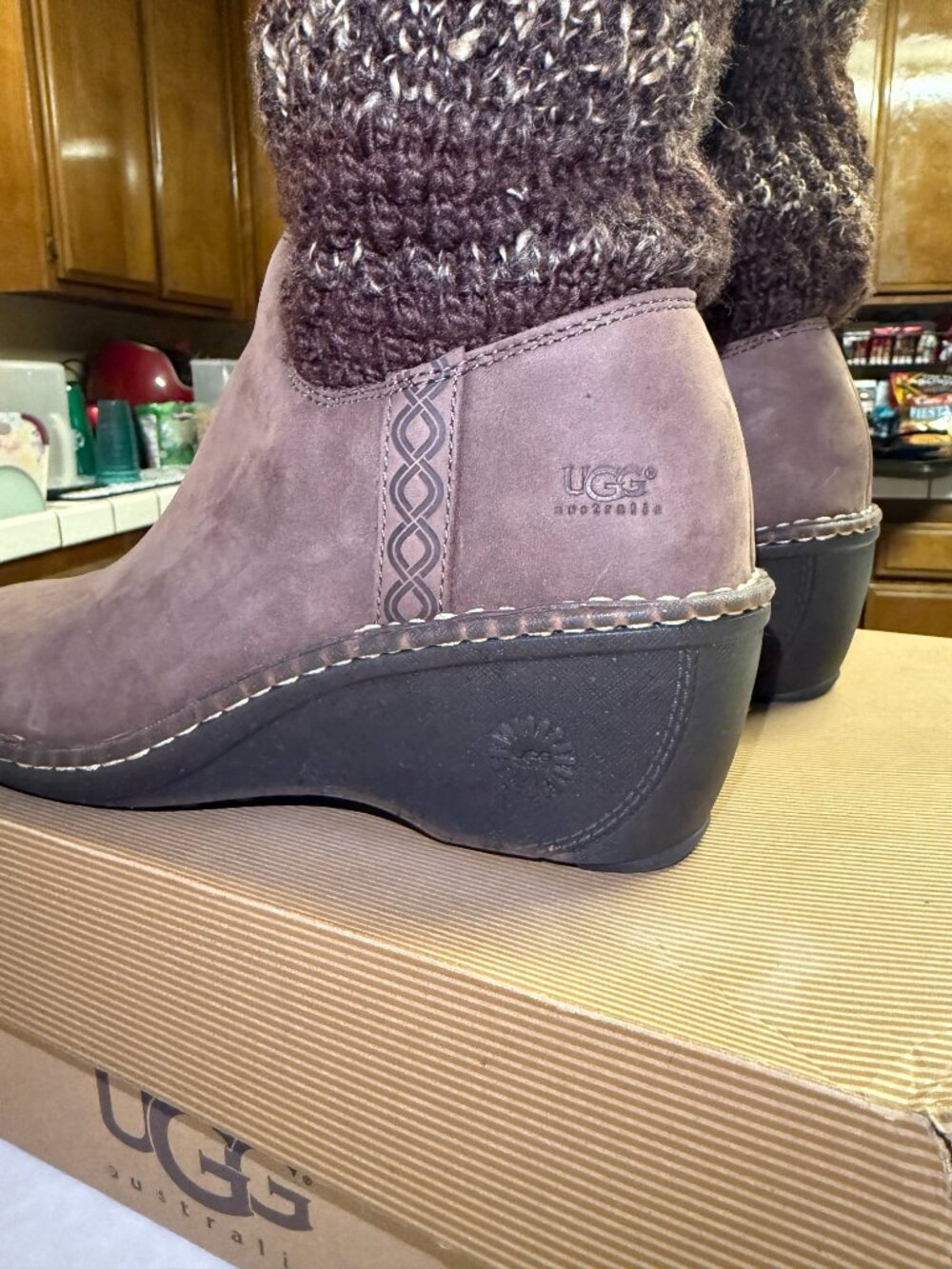 UGG's W Cresthaven Heeled Boots Sz. 8 - Picture 5 of 9